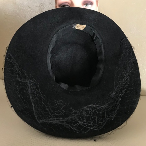 STUNNING 1940s\' BLACK FELT  WIDE BRIM HAT WITH RED FEATHER SPRAY. &  DOTTED VEIL